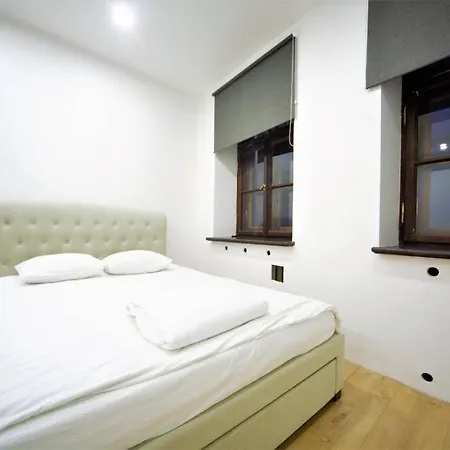 Apartman 3 Bedrooms Oldtown With Balcony Quiet Area