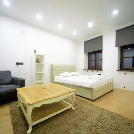 3 Bedrooms Oldtown With Balcony Quiet Area דירה ריגה